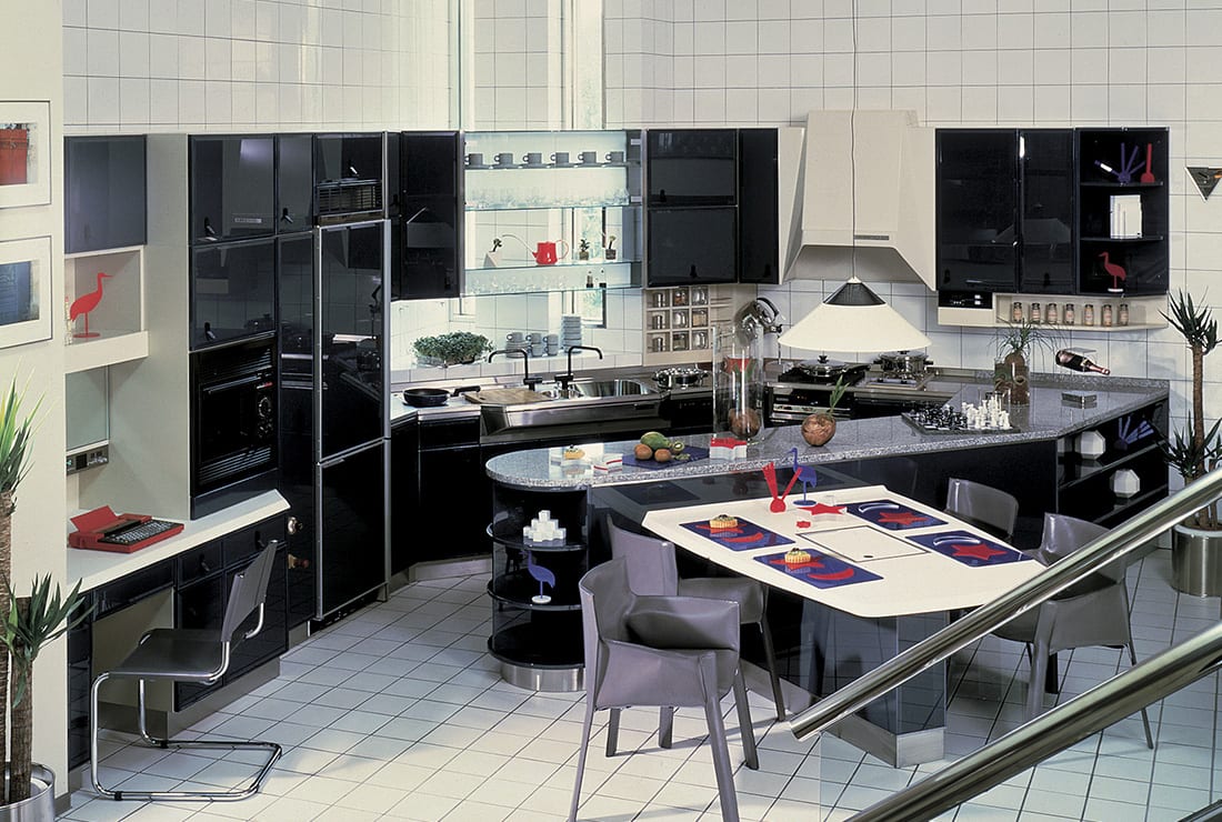 1984システムキッチンの製造をスタート。<br>家の核はキッチンであるという思いでデザインされたキッチン「URBAN CORE｜アーバンコア」発売。